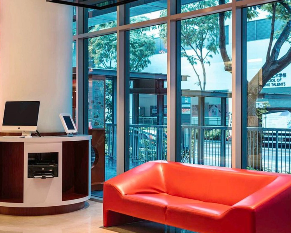 Hotelski lobby kožna sofa